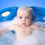 Что делать, если во время купания ребенку в уши попала вода?