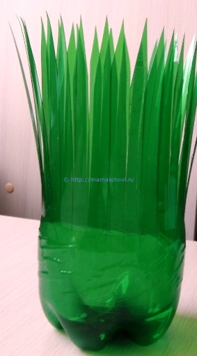 Вазон из пластиковых бутылок в форме бокала
