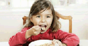 Диетологи советуют кормить детей из маленьких тарелок