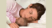 Ученые «разрешили» мамам спать вместе с младенцем